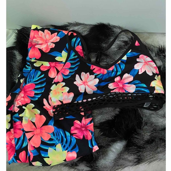 🚫SOLD🚫🌺VS Floral Exercise outfit 🌺 - Picture 2 of 2